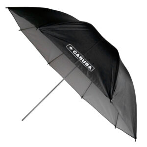 1637158234_785 Osittain avattu Godox MS300 Umbrella Kit -studiosalama, musta, hopeinen sisäosa ja metallivarsi, kuvattuna kulmasta.