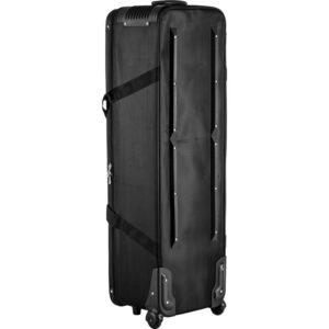 Godox SK300II Travel Kit -studiosalama on korkea, suorakulmainen, musta, kovakuorinen, kulmapyörillä ja sivukahvoilla varustettu kääntölaukku, joka on suunniteltu suurten tai herkkien esineiden turvalliseen kuljettamiseen.