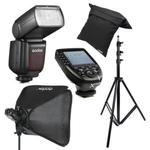 1643115092_319 Godox Starter BARDT Kit for Olympus/Panasonic sisältää salaman, langattoman laukaisimen, softboxin, mustan hiekkasäkin ja mustan valotustelineen, kuvassa valkoisella pohjalla.