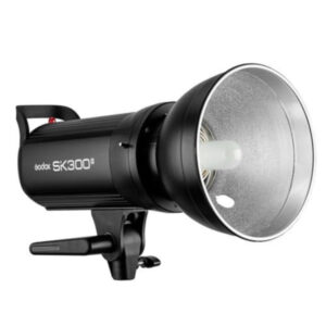 1646824537_066 Godox SK300II D Trio Studio Flash Kit -studiosalama on musta studiosalamavalaisin, jossa on hopeinen heijastin ja kiinnitysteline, ihanteellinen ammattimaiseen valokuvaukseen.