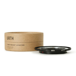 1677857172_295 Urth Olympus OM - Canon (EF / EF S) objektiiviadapteri istuu vieressä sen ruskea lieriömäinen laatikko merkitty "URTH Lens Mount Adapter" valkoista taustaa vasten.