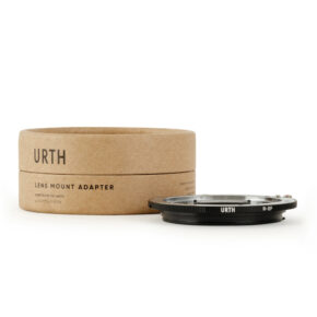 1677857194_221 Urth Leica R - Canon (EF / EF S) objektiiviadapteri ja sen sylinterimäinen vaaleanruskea pahvipakkaus, jossa on musta teksti, näkyvät valkoisella pohjalla. Mustassa sovittimessa on valkoiset kirjaimet.