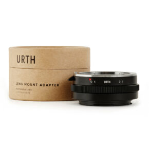 1678090034_838 Musta Urth Sony A (Minolta AF) - Canon RF objektiiviadapteri istuu vieressä sen lieriömäinen pahvipakkaus merkitty URTH LENS MOUNT ADAPTER valkoisella taustalla.