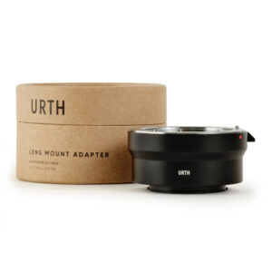 1678090276_266 Musta Urth Pentax K - Fujifilm X objektiiviadapteri istuu sen ruskean lieriömäisen laatikon vieressä, jossa lukee "URTH Lens Mount Adapter" valkoista taustaa vasten.