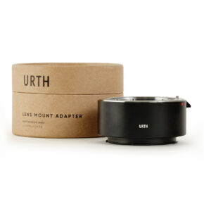 1678090493_100 Lieriömäinen laatikko, jossa lukee "Urth Pentax K - Leica L objektiiviadapteri", on mustan metallisen URTH-logolla varustetun objektiiviasennussovittimen vieressä, molemmat valkoista taustaa vasten.