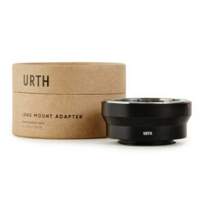 1678090875_816 Musta Urth Olympus OM - Micro Four Thirds (M4/3) objektiiviadapteri istuu sen lieriömäisen ruskean pahvilaatikon vieressä, jossa on merkintä URTH Lens Mount Adapter, kaikki valkoisella pohjalla.