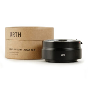 1678091123_579 Musta Urth Pentax K - Nikon Z objektiiviadapteri istuu sen lieriömäisen ruskean pahvilaatikon vieressä, jossa lukee "Urth Lens Mount Adapter" valkoisella pohjalla.