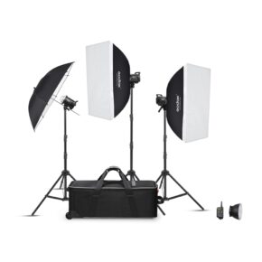 Screenshot Godox MS200V D Trio Studio Flash Kit sisältää kaksi softboxia, mustan sateenvarjon, kolme valaisinjalustaa, joihin on asennettu valot, suuren mustan kantolaukun, kaukosäätimen ja pienen heijastimen.