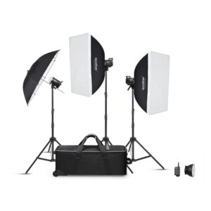 Screenshot Godox MS200V D Trio Studio Flash Kit sisältää kaksi softboxia, mustan sateenvarjon, kolme valaisinjalustaa, joihin on asennettu valot, suuren mustan kantolaukun, kaukosäätimen ja pienen heijastimen.