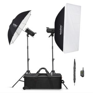 Screenshot Godox SK300IIV C Duo Studio Flash Kit sisältää kaksi studiovaloa jalustoilla, mustan sateenvarjon, suorakulmaisen softboxin, lisäsateenvarjon, käsikäyttöisen kaukolaukaisimen ja mustan kantolaukun.