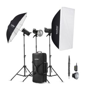 Screenshot Godox SK400IIV D Trio Studio Flash Kit sisältää kaksi softboxia jalustalla, sateenvarjoheijastimen jalustalla, kaukolaukaisimen, hopeisen heijastimen, lisäsateenvarjon ja mustan kantolaukun.