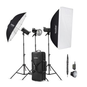 Godox SK300IIV D Trio Studio Flash Kit sisältää kaksi seisovaa valaisinta - yhden mustalla sateenvarjolla ja yhden softboxilla - sekä kantolaukun, kaukolaukaisimen, hopeisen heijastimen ja ylimääräisen mustan sateenvarjon.