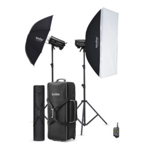 1708600651_989 Godox QT400IIIM-C Duo Studio Kit sisältää kaksi studiovaloa, kaksi valaisinjalustaa, joissa on softbox- ja sateenvarjokiinnikkeet, kaukolaukaisin ja kaksi kantolaukkua, joissa kaikissa on Godoxin logo.