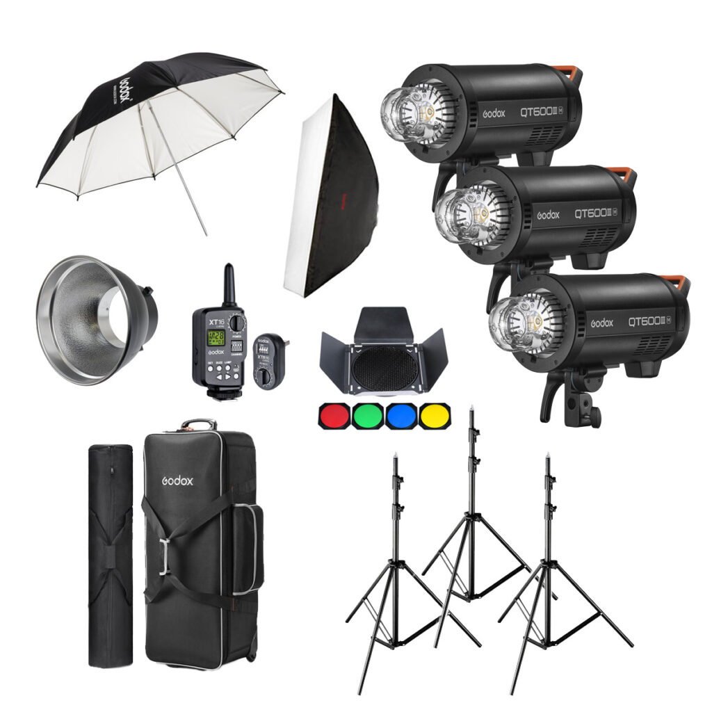 1708614286_123 Godox QT600IIIM D Trio Studio Kit -studiosalama sisältää kolme studiovaloa, jalustat, sateenvarjon, softboxin, heijastimen, langattoman laukaisimen, värigeelit ja kantolaukut.