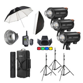 1708614286_123 Godox QT600IIIM D Trio Studio Kit -studiosalama sisältää kolme studiovaloa, jalustat, sateenvarjon, softboxin, heijastimen, langattoman laukaisimen, värigeelit ja kantolaukut.