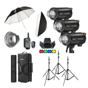Godox QT400IIIM D Trio Studio Kit -studiosalama sisältää kolme stroboskooppivalaisinta, jalustat, softboxin, sateenvarjon, heijastimet, värigeelit, kaukolaukaisimen, kaapelit ja kantolaukut - kaikki valkoisella pohjalla.