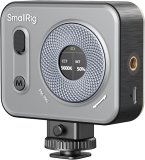SmallRig 4660 Vibe P96 Pro mini LED-videovalo, musta, on suorakulmainen valo, jossa on näyttö (CCT 5600K, INT 50%), painikkeet, kiertonuppi, latausportti ja kiinnike kameroille tai jalustoille.