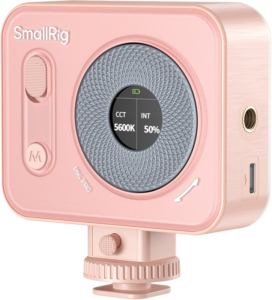 800q-01_128703 SmallRig 4786 Vibe P108 Pro mini LED-videovalaisimessa vaaleanpunaisessa värissä on pyöreä kuvioitu etunäyttö, jossa näkyy CCT 5600K ja INT 50 %, säätöpainikkeet, USB-C-portti ja kiinnitysruuvi.