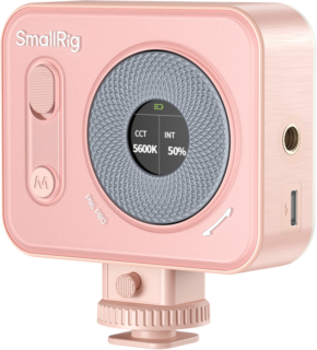800q-01_128703 SmallRig 4786 Vibe P108 Pro mini LED-videovalaisimessa vaaleanpunaisessa värissä on pyöreä kuvioitu etunäyttö, jossa näkyy CCT 5600K ja INT 50 %, säätöpainikkeet, USB-C-portti ja kiinnitysruuvi.