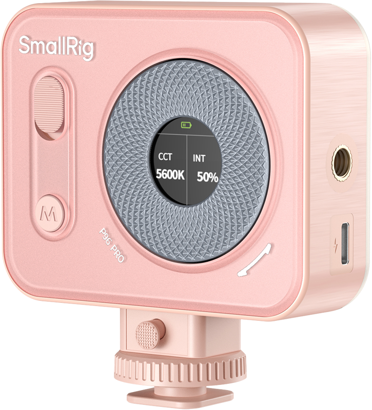 800q-01_128703 SmallRig 4786 Vibe P108 Pro mini LED-videovalaisimessa vaaleanpunaisessa värissä on pyöreä kuvioitu etunäyttö, jossa näkyy CCT 5600K ja INT 50 %, säätöpainikkeet, USB-C-portti ja kiinnitysruuvi.