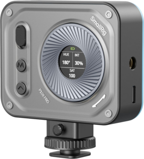 Harmaassa SmallRig 4661 Vibe P108 Pro mini-LED-videovalaisimessa on värisävyn, voimakkuuden ja kylläisyyden näyttö, sivusäätöpainikkeet ja se on asennettu kylmäkenkäadapteriin.