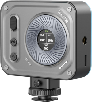 800q-01_128704 Harmaassa SmallRig 4661 Vibe P108 Pro mini-LED-videovalaisimessa on värisävyn, voimakkuuden ja kylläisyyden näyttö, sivusäätöpainikkeet ja se on asennettu kylmäkenkäadapteriin.