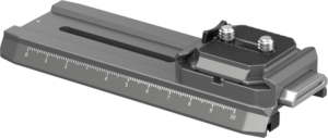 SmallRig 4638 HawkLock H38 Manfrotto Quick Release Plate for DJI Stabilizers -levyssä on metallirakenne, viivoitinasteikko, liukuva säätöaukko ja kaksi ruuvikiinnitystä kuvioidulla alustalla.