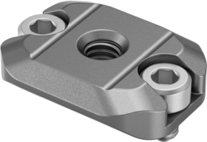 800q-01_128749 Lähikuva SmallRig 4640 HawkLock H21 Quick Release mini NATO Rail for DJI Stabilizers, jossa näkyy sen metallinen suorakulmainen muoto, jossa on viistetyt reunat, keskimmäinen kierteitetty reikä ja kaksi kuusioruuvia kummallakin puolella.
