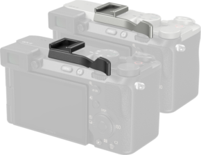 Kaksi SmallRig 4820 -peukalokahvaa Sony Alpha 7C II:lle, Alpha 7CR:lle ja Alpha 7C Silverille on asennettu kameroihin, ja kahvat on korostettu edestä ja muut kamerat on häivytetty sijoituksen ja muotoilun esittelemiseksi.