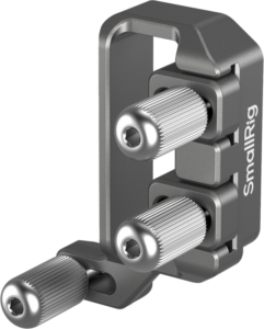 800q-01_128761 Lähikuva SmallRig 4829 USB-C & MULTI -kaapelikiinnikkeestä Sony FX3/FX30 HawkLock -pikakiinnityshäkkeihin, jossa on kolme nupillista säätönuppia ja kompakti, kulmikas kehys kameran kaapeleiden turvallista kiinnittämistä tai säätämistä varten.