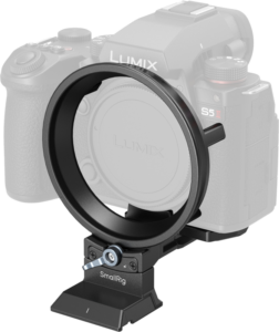 SmallRig 4702 Rotatable Horizontal-to-Vertical Mount Plate Kit for LUMIX S5 II / S5 IIX / G9 II on kiinnitetty Panasonic Lumix S5 II -kameran rungon eteen, joka näkyy epäselvänä taustalla. Pakkauksessa on jalusta, jossa on säätönupit.