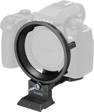 800q-01_128763 The SmallRig 4702 Rotatable Horizontal-to-Vertical Mount Plate Kit for LUMIX S5 II / S5 IIX / G9 II is attached to the front of the body of the Panasonic Lumix S5 II camera, which appears blurred in the background. The kit includes a stand with adjustment knobs.