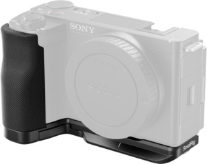800q-01_128766 Lähikuva Sony ZV-E10 II -kamerasta, johon on asennettu SmallRig 4778 L-muotoinen kiinnityslevy silikonikahvalla, jossa korostuu parempi pito ja tuki, kun kameran runko häivytetään korostamaan mustaa kiinnikettä.