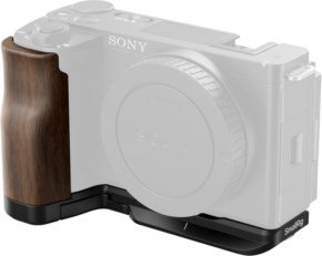 800q-01_128767 The Sony ZV-E10 II features the SmallRig 4864 L-shaped mounting plate with wooden handle, which is partially transparent to reveal accessories. The handle and plate are marked "SmallRig" to emphasise compatibility with Sony cameras.