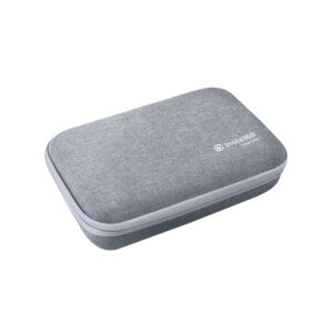 AceCarryCase2 Insta360 Carry Case -laukku (Ace / Ace Pro) on suorakulmainen harmaa kangaskotelo, jossa on valkoinen vetoketju ja Insta360-logo päällä valkoisella pohjalla.