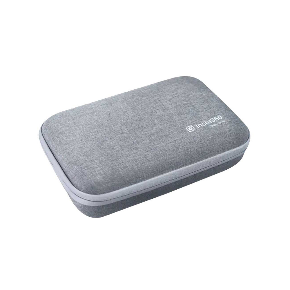 AceCarryCase2 Insta360 Carry Case -laukku (Ace / Ace Pro) on suorakulmainen harmaa kangaskotelo, jossa on valkoinen vetoketju ja Insta360-logo päällä valkoisella pohjalla.