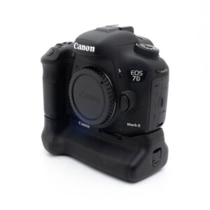 Canon 7D II-5 Canon EOS 7D Mark II (SC 16000, Kunto K5) + Akkukahva - Käytetty