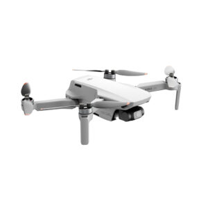Dji_mini4K_001 DJI Mini 4K + RC-N1 ohjain -lennokki on pienikokoinen valkoinen nelikopteri, jossa on neljä potkuria, etupuolen alapuolinen kamera ja "Mini 4K" -merkintä kyljessä, jossa on tyylikäs muotoilu valkoista taustaa vasten.