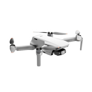 DJI Mini 4K + RC-N1 ohjain -lennokki on pienikokoinen valkoinen nelikopteri, jossa on neljä potkuria, etupuolen alapuolinen kamera ja "Mini 4K" -merkintä kyljessä, jossa on tyylikäs muotoilu valkoista taustaa vasten.
