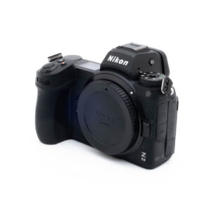 Nikon Z6 II-5 Käytetty Nikon Z6 II (SC 11500, sis. ALV 25,5%) mustalla kamerarunko ilman objektiivia valkoisella pohjalla.