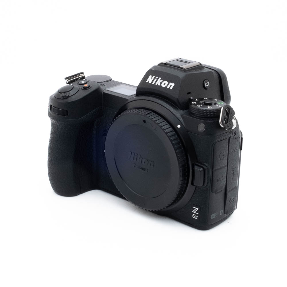 Nikon Z6 II-5 Käytetty Nikon Z6 II (SC 11500, sis. ALV 25,5%) mustalla kamerarunko ilman objektiivia valkoisella pohjalla.