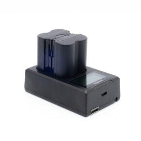 Smallrig 3822 SmallRig 3822 NP-W235 kameran akku- ja laturisarja - Käytetty: Kompakti musta laturi, jossa on ladattava akku, etupuolella oleva digitaalinäyttö ja USB-portit.