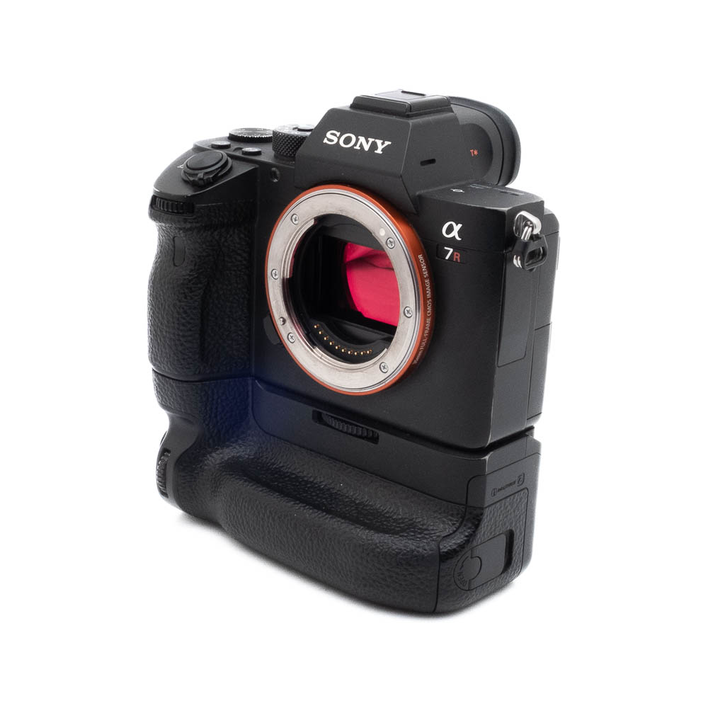 Sony A7R III-4 Sony A7R III + akkukahva (SC 237000, sis.ALV24%) – Käytetty