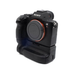 Sony A7R III + akkukahva (SC 237000, sis.ALV24%) - Käytetty