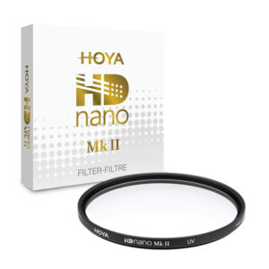 hoya_hd_nano_uv Hoya HD NANO MKII UV 49mm -UV-suodin on esillä valkoisen vähittäismyyntipakkauksensa edessä, jota koristaa kultainen ja harmaa tuotemerkki. Pyöreässä suodattimessa on musta reunus, johon on merkitty tuotteen nimi.