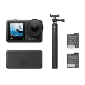 osmo_action_4_adventure_combo DJI Osmo Action 4 Adventure Combo -toimintakamera, jossa on selfie-keppi, kaksi akkua ja latauskotelo, näkyy valkoisella taustalla.