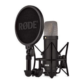 Rode NT1 Signature Black -studiomikrofoni, jossa on verkkosäleikkö ja iskukiinnike, istuu pyöreän pop-suodattimen takana, jossa on RØDE-logo, kaikki valkoisella pohjalla.