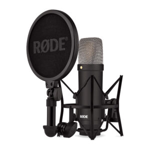 rode_nt1_signature_black Rode NT1 Signature Black -studiomikrofoni, jossa on verkkosäleikkö ja iskukiinnike, istuu pyöreän pop-suodattimen takana, jossa on RØDE-logo, kaikki valkoisella pohjalla.