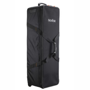 Godox CB-01 Carry Bag -kantolaukku on suuri, musta rullattava laukku, jossa on vahvistetut kahvat, tukihihnat ja vetoketjusuljenta - ihanteellinen valokuvauslaitteiden turvalliseen kuljettamiseen.