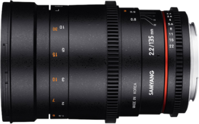 800q-01_103504 Musta Samyang 135mm T2.2 VDSLR ED UMC - Sony FE -objektiivi näkyy vaakasuorassa, siinä on oranssit ja valkoiset tarkennus- ja aukkomerkinnät ja merkintä MADE IN KOREA.